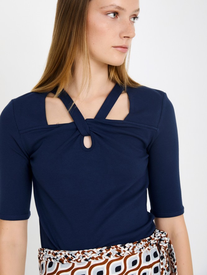 Ribbed neckline t-shirt