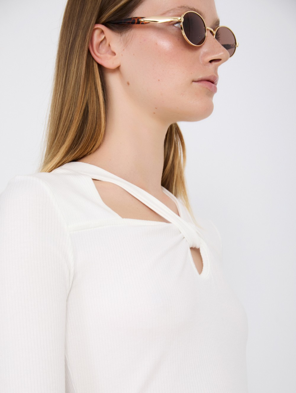 Ribbed neckline t-shirt