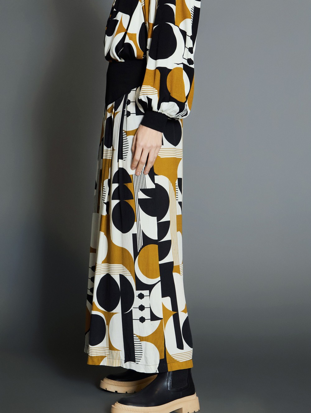 Pantalón contraste estampado 4