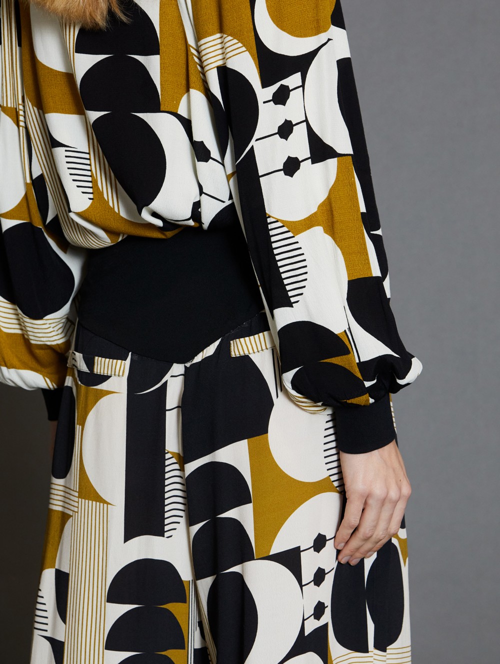 Pantalón contraste estampado 2