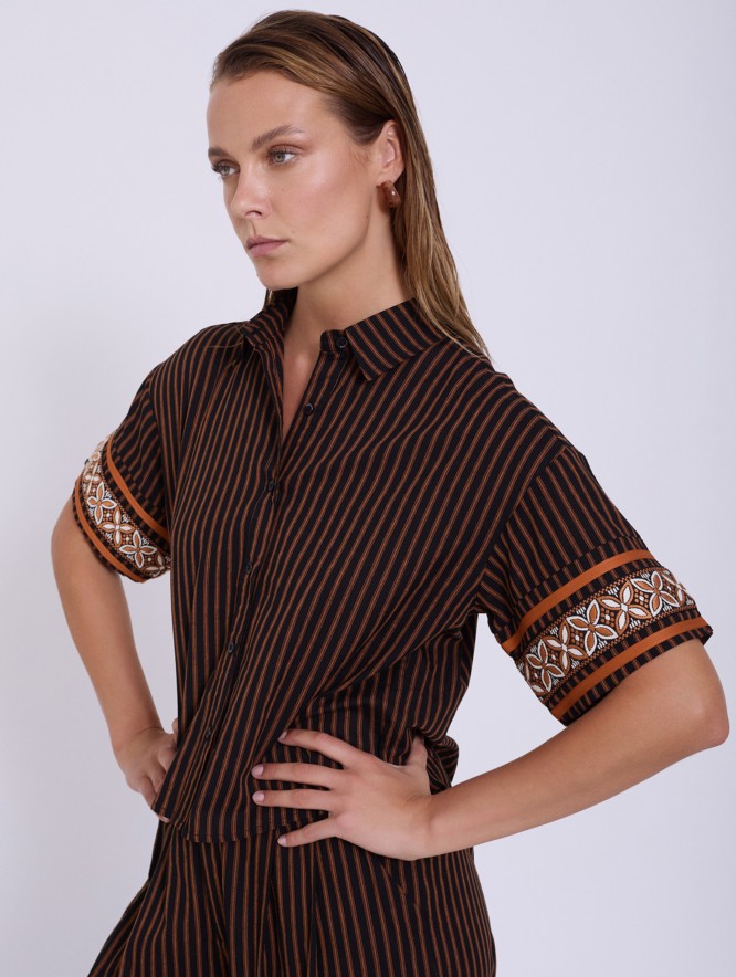 Camisa rayas y fornitura