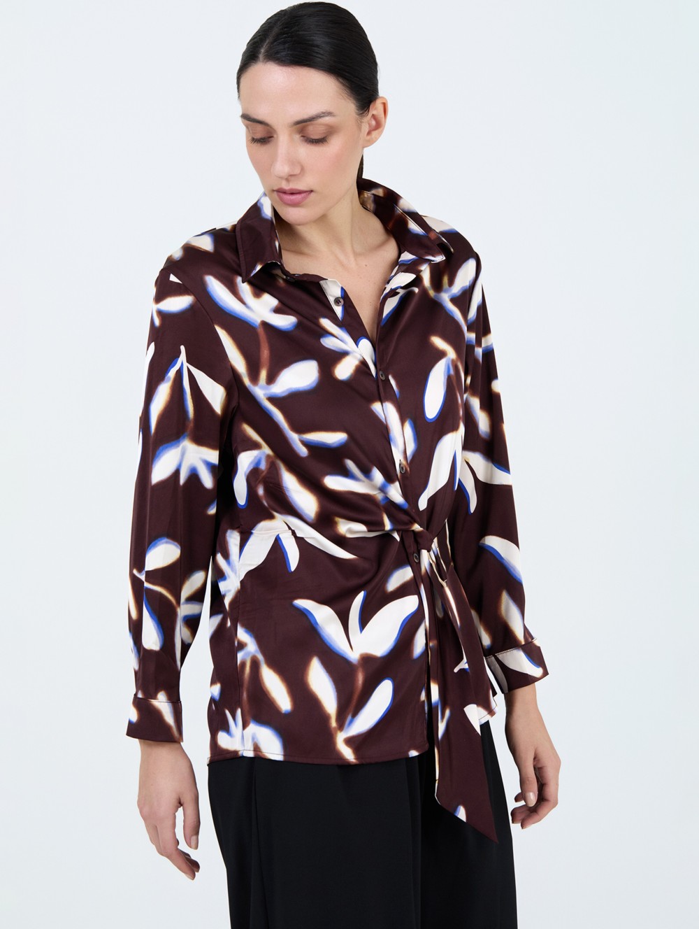 Blusa flores satinada