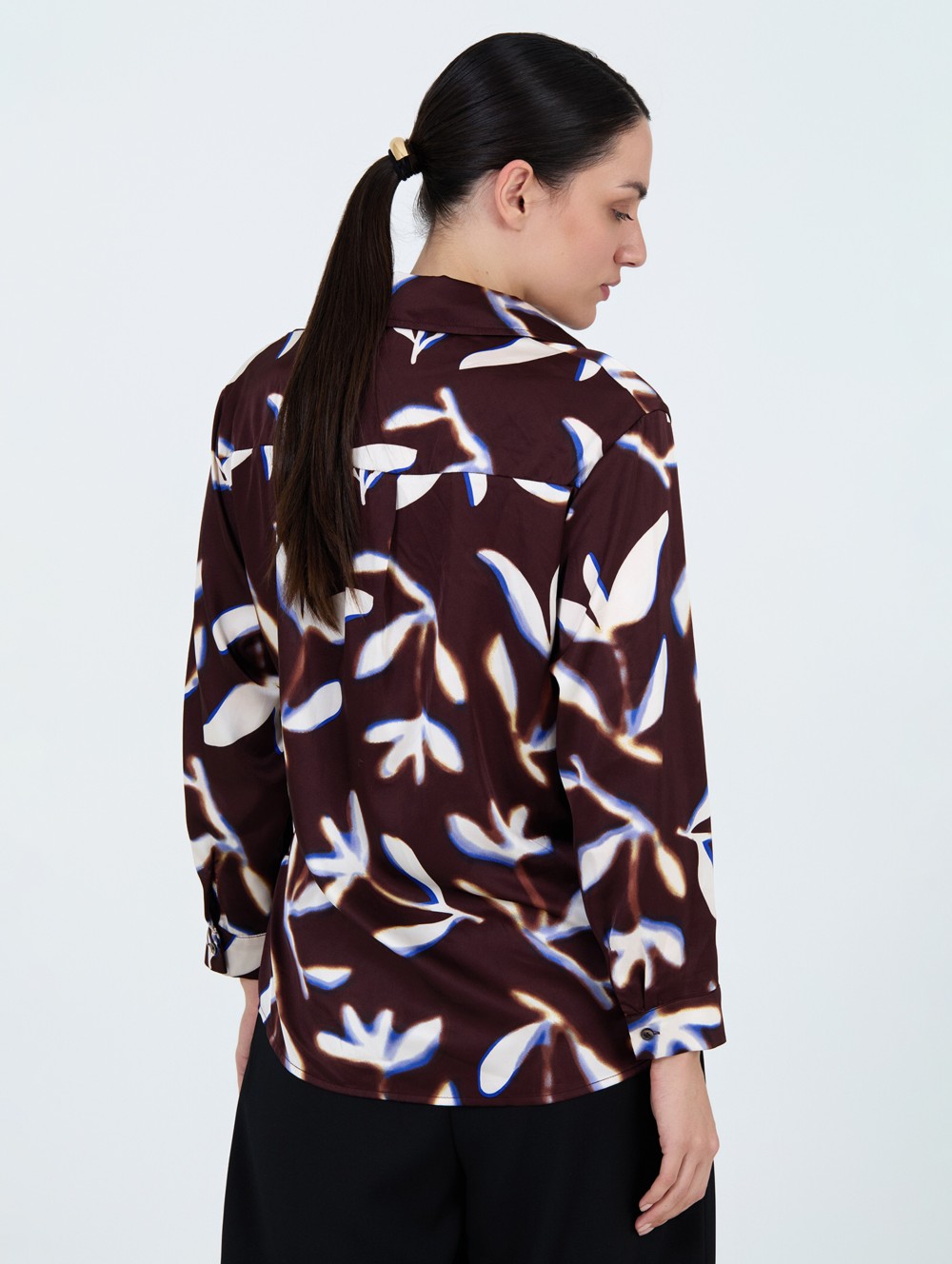 Blusa flores satinada 4