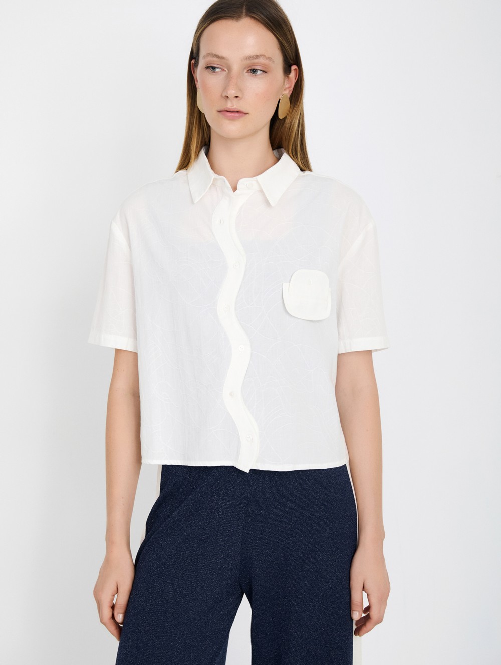 Shirt with wavy placket