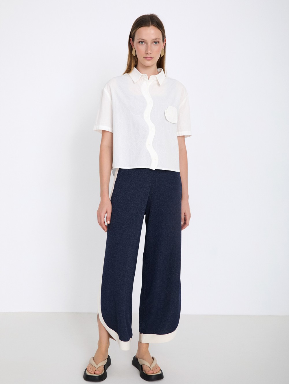 Shirt with wavy placket