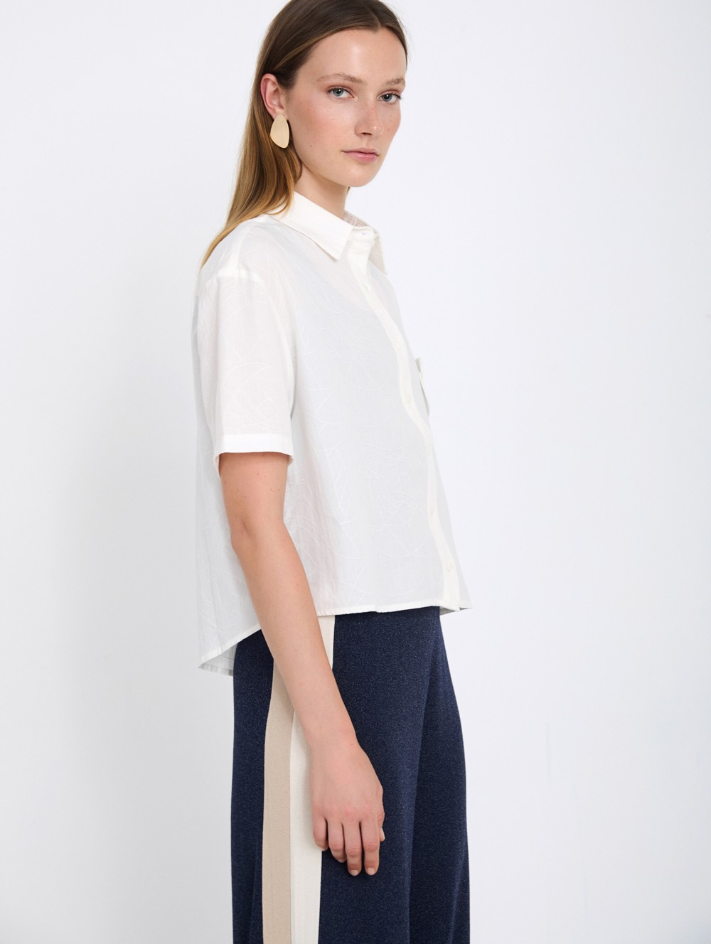 Shirt with wavy placket