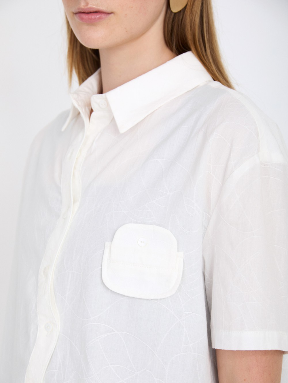 Shirt with wavy placket