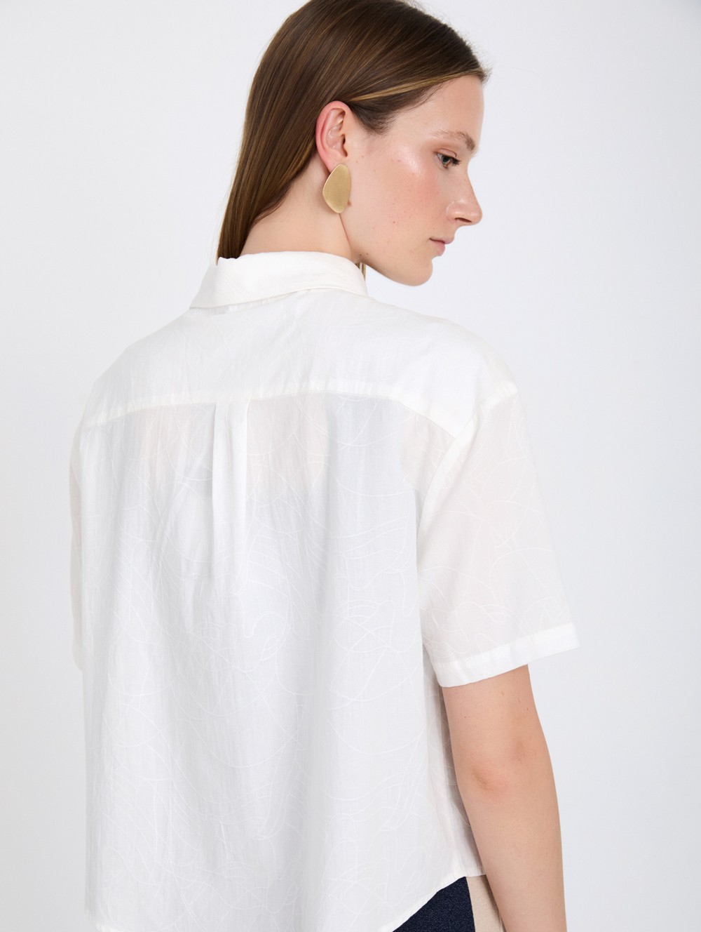 Shirt with wavy placket
