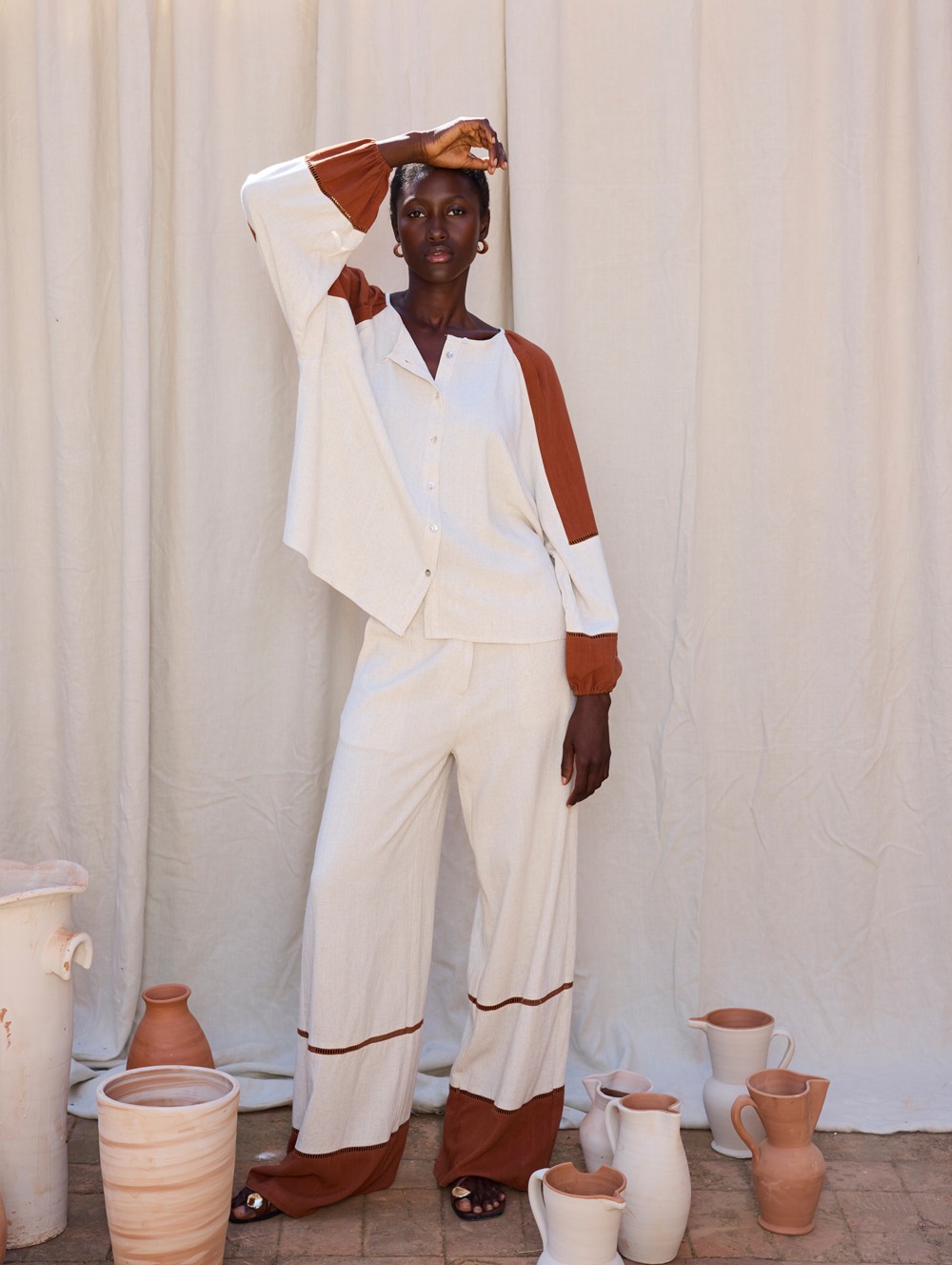 Pantalón detalle contraste