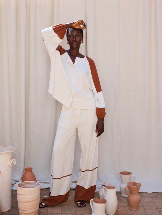 Pantalón detalle contraste