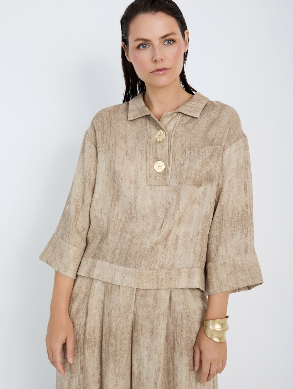 Blouse with XL buttons