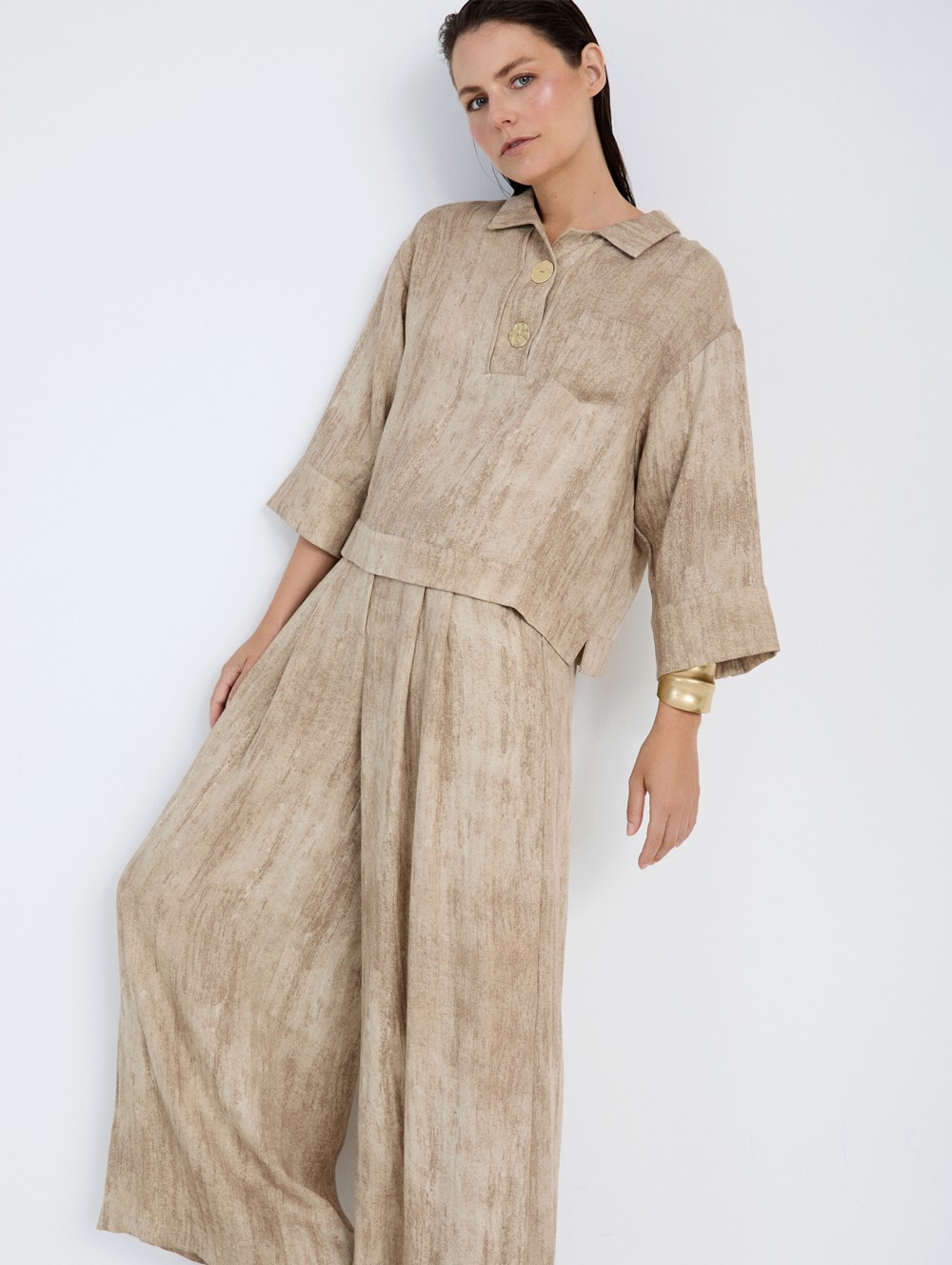 Blouse with XL buttons