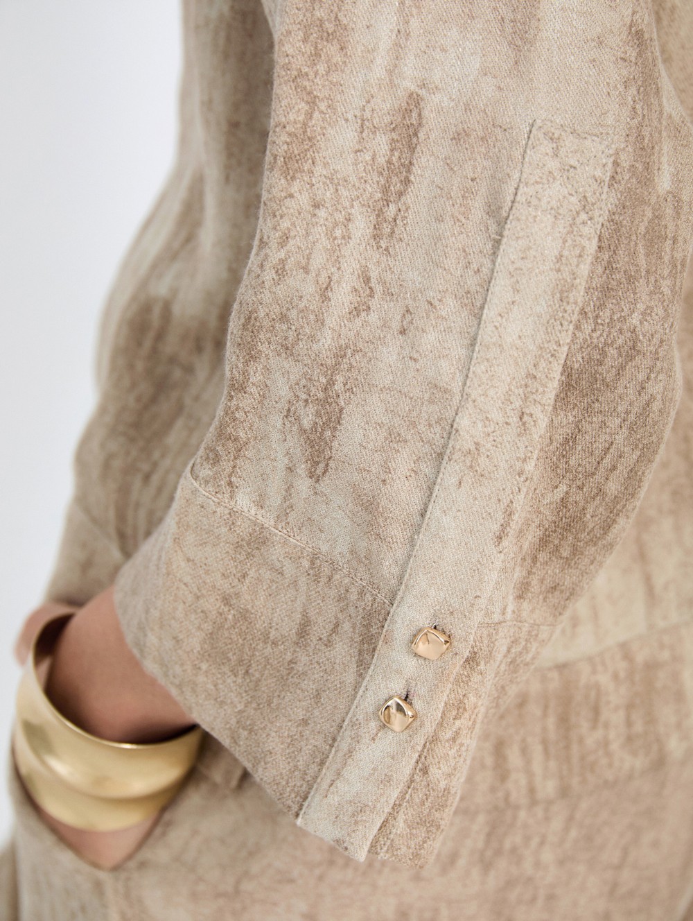 Blouse with XL buttons