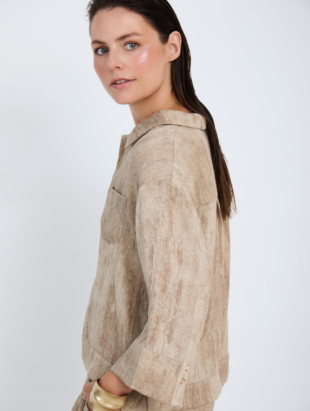 Blouse with XL buttons