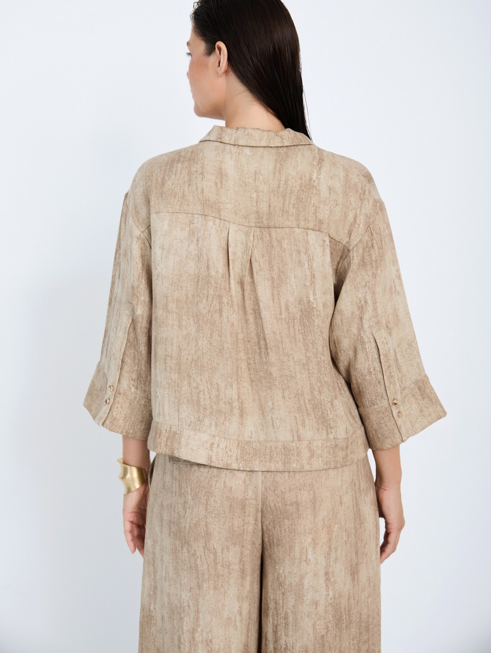 Blouse with XL buttons