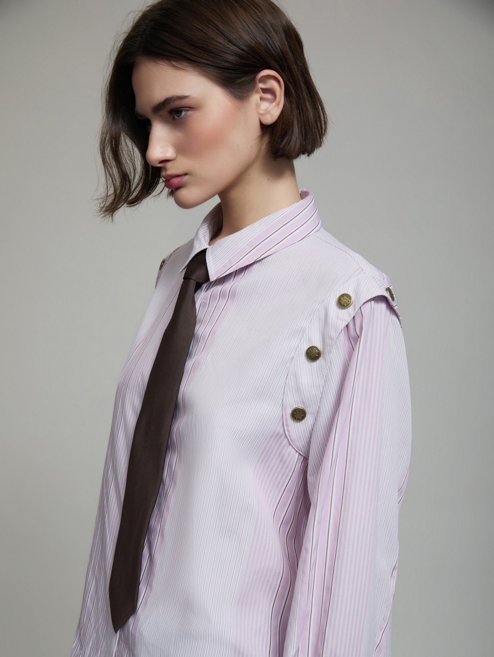 Striped shoulder buttons shirt