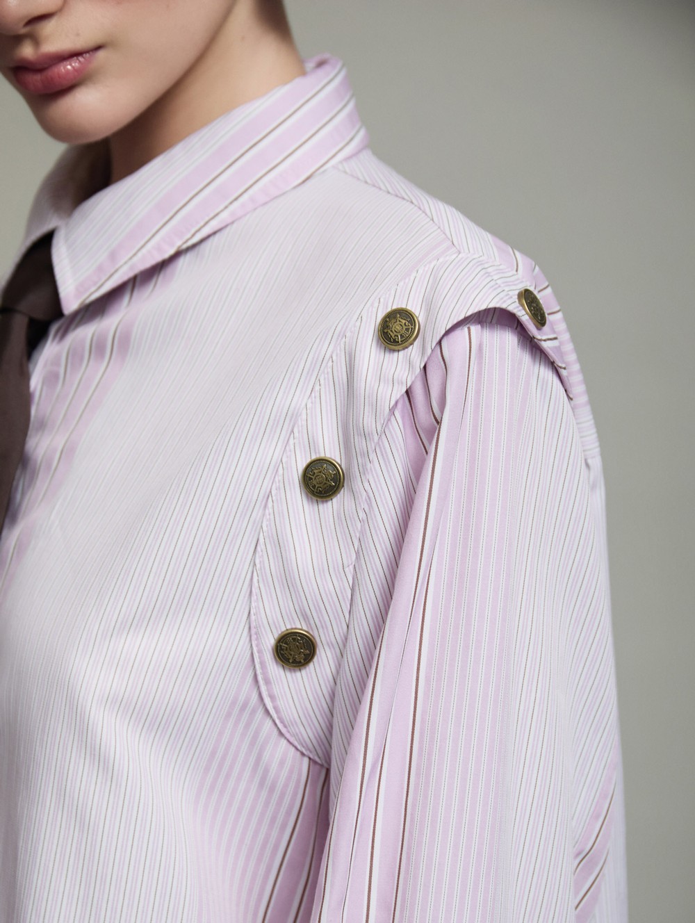 Striped shoulder buttons shirt
