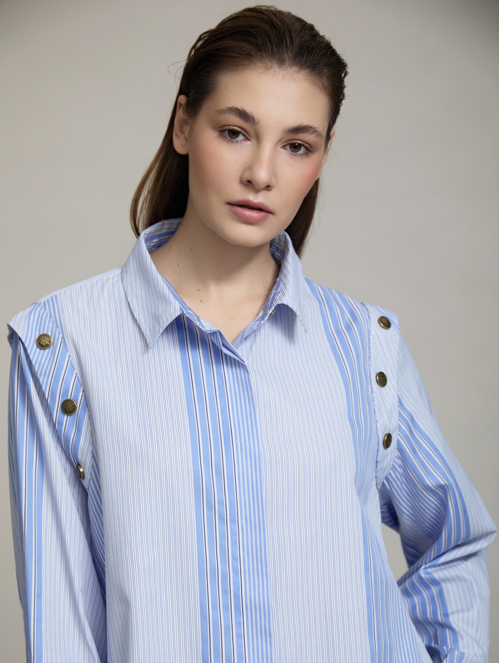 Striped shoulder buttons shirt
