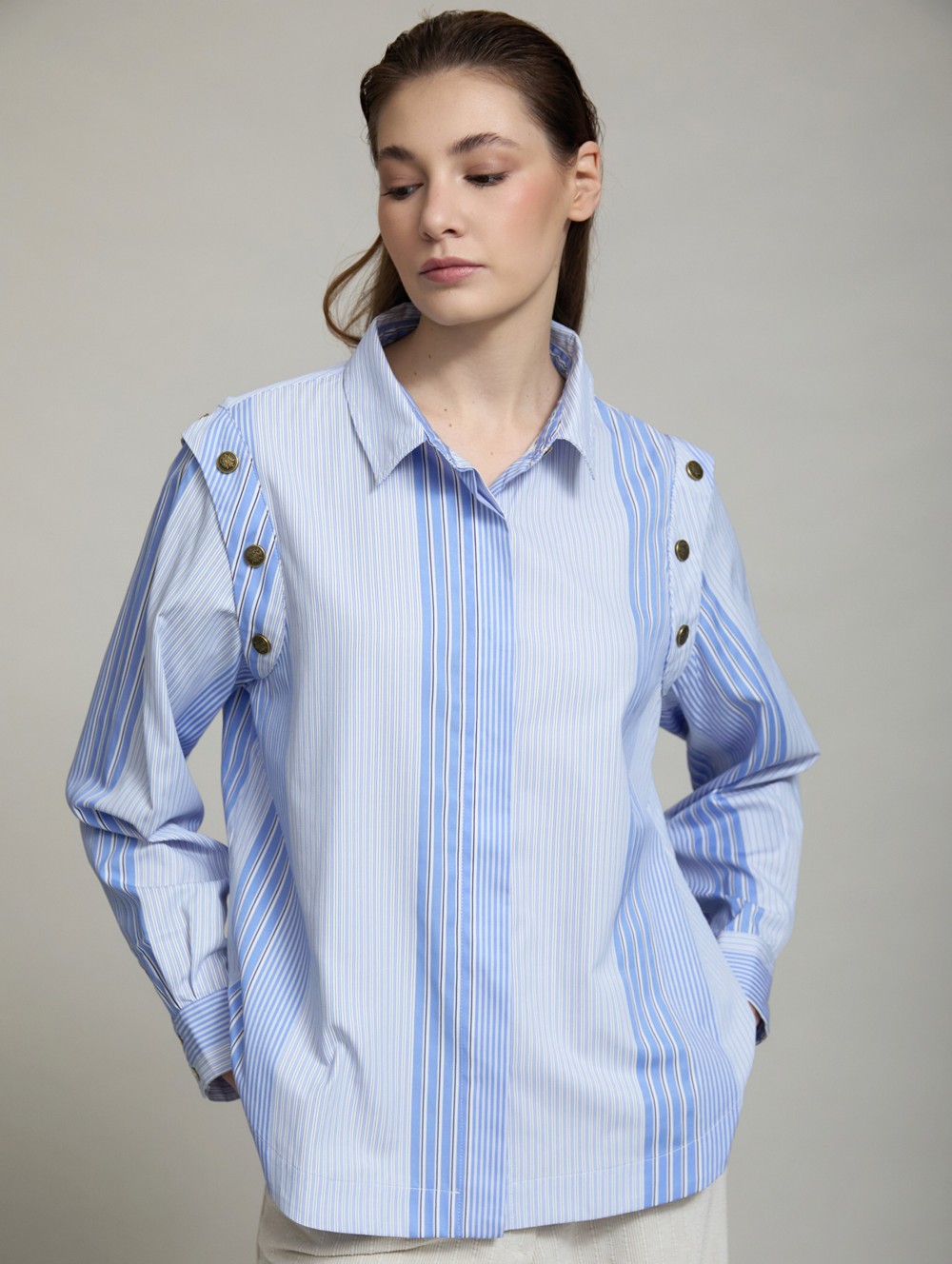 Striped shoulder buttons shirt