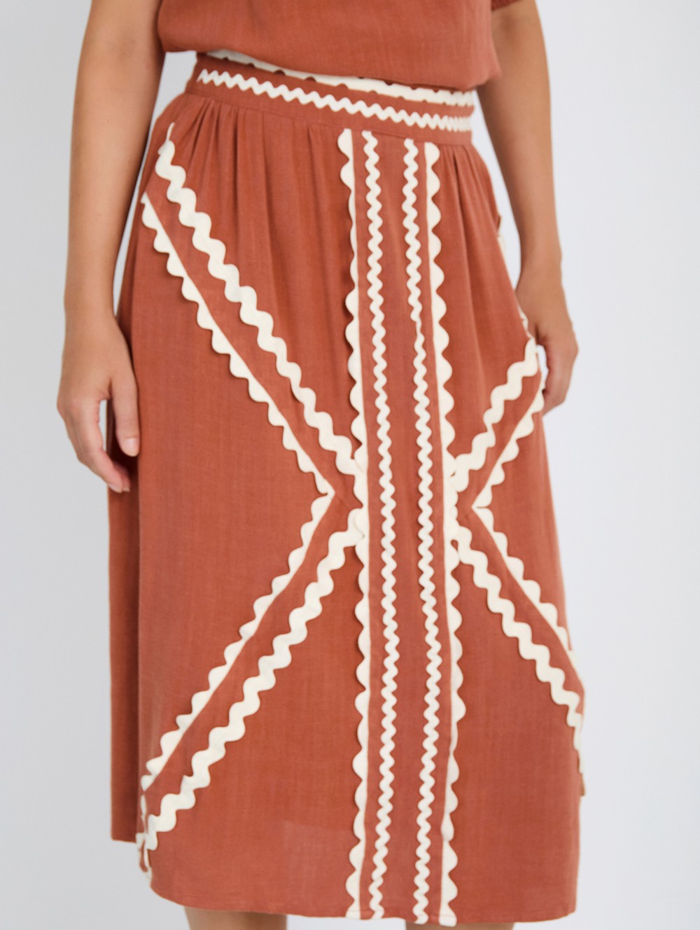 Skirt with wavy ribbons