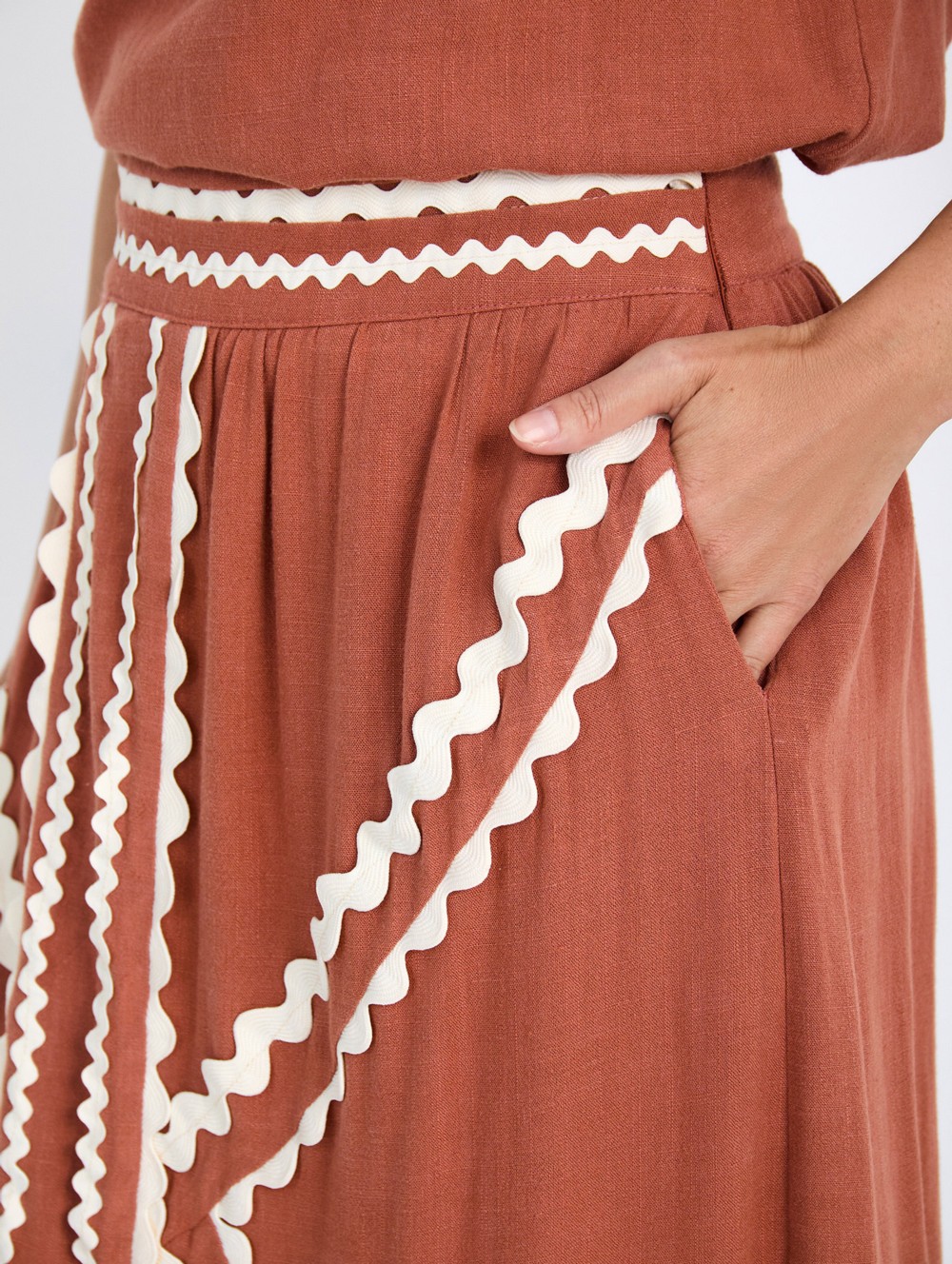 Skirt with wavy ribbons
