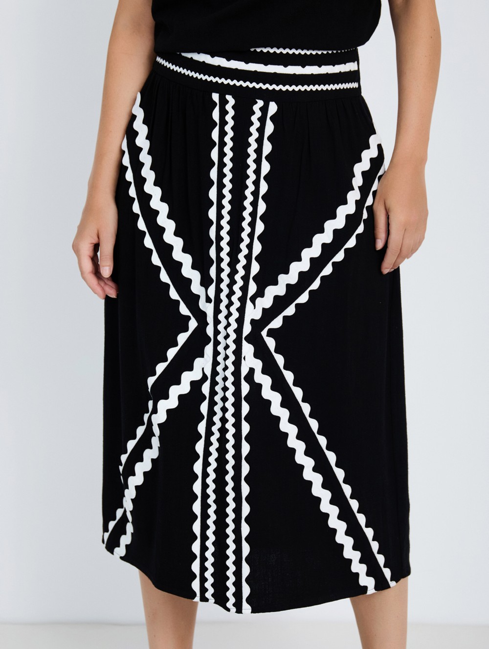 Skirt with wavy ribbons