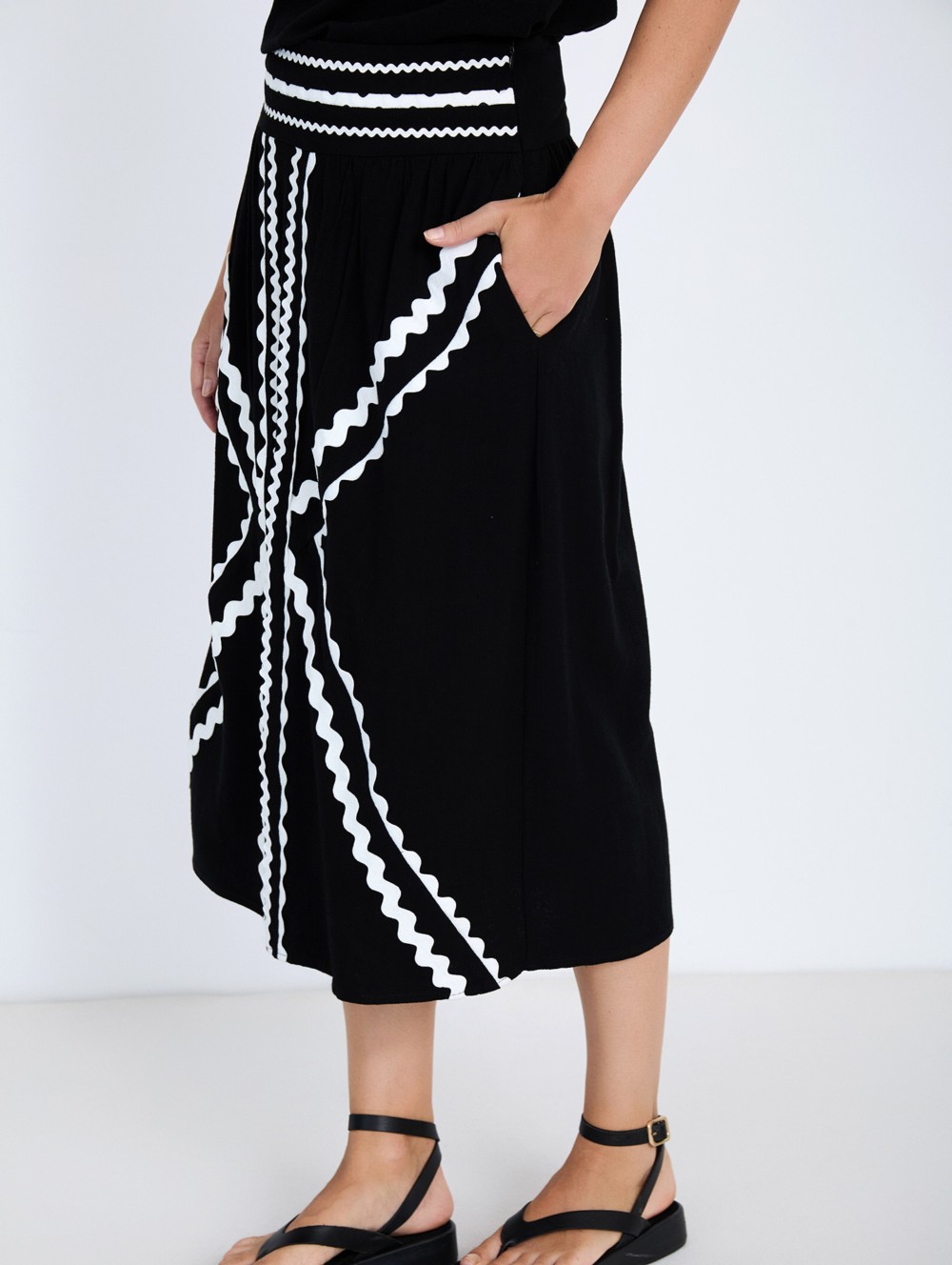 Skirt with wavy ribbons