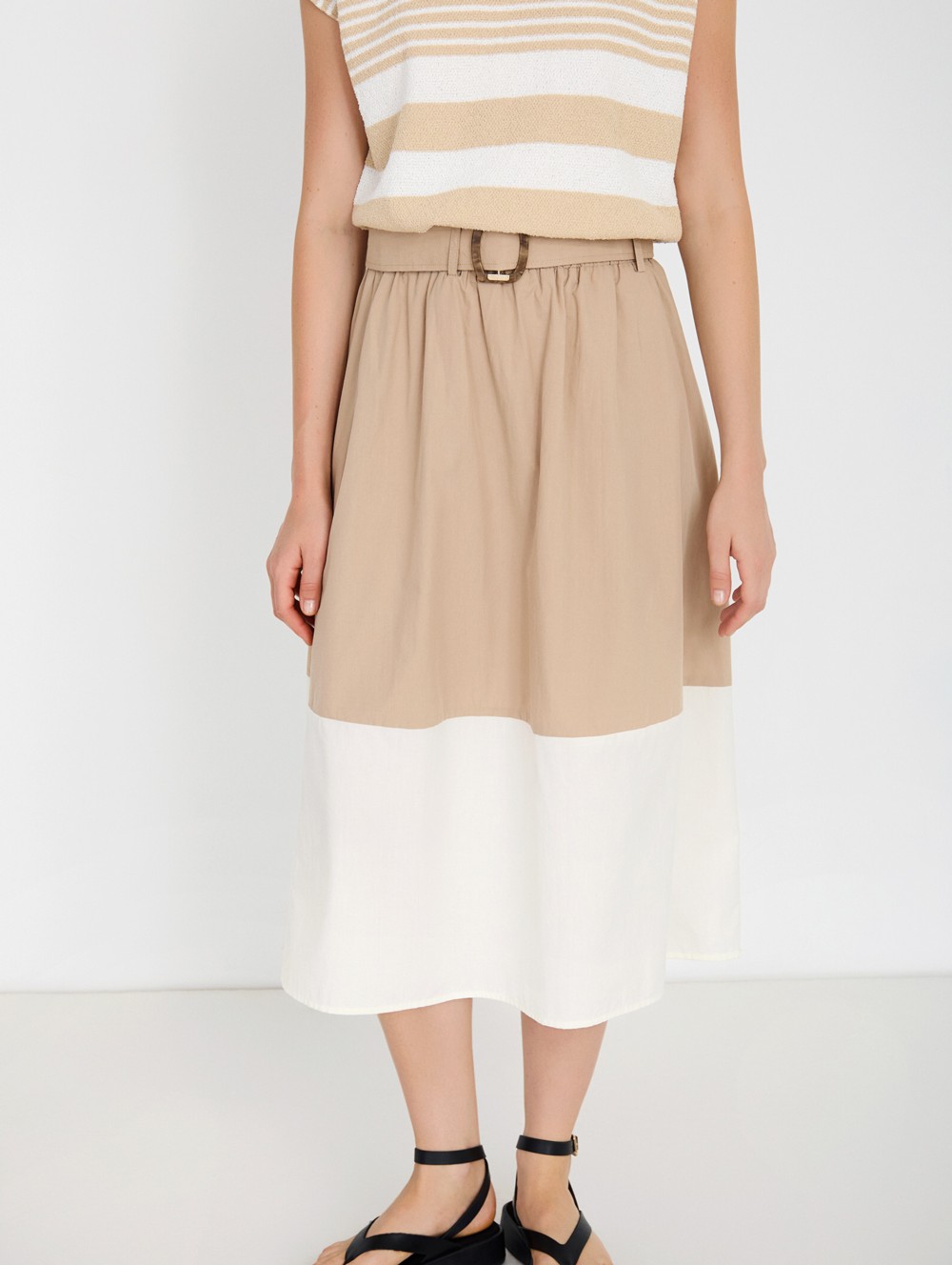 Bicolor skirt with belt