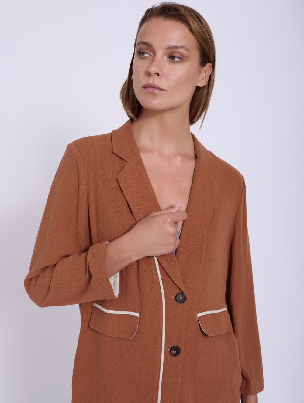 Blazer con detalle de pipings