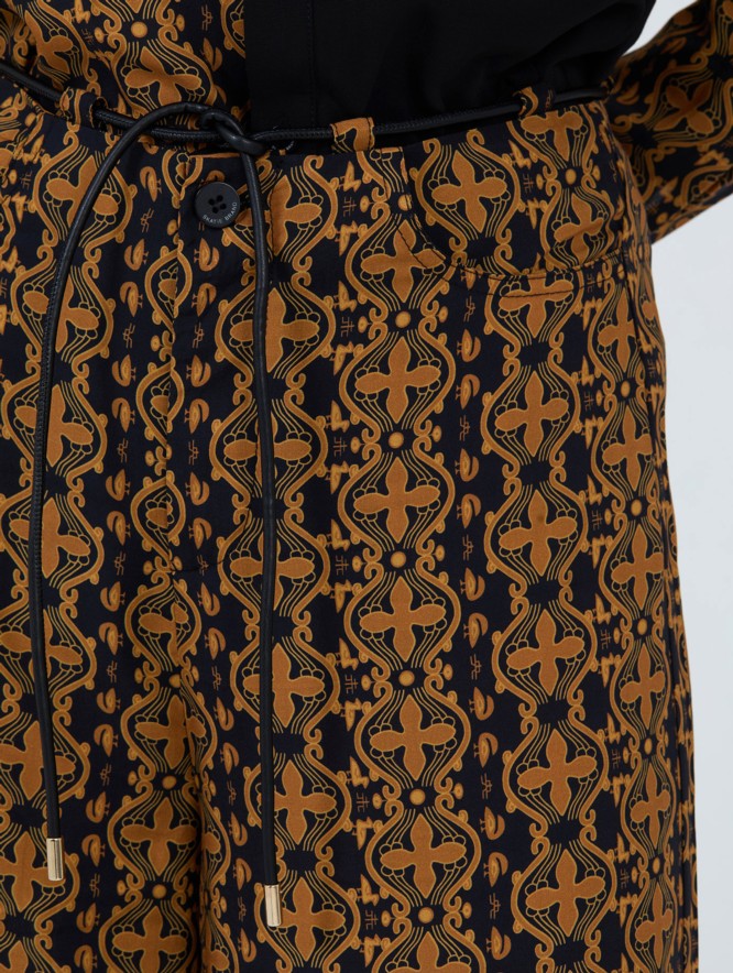 Pantalón estampado cadenas