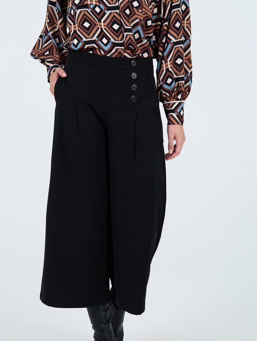 Pantalon large avec boutons 3