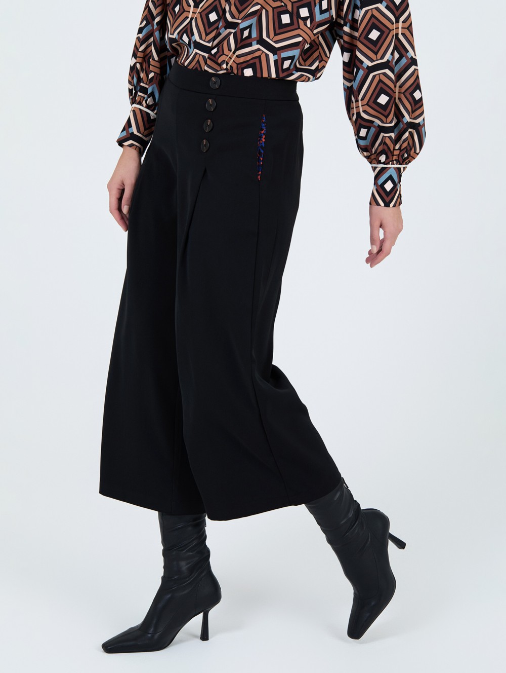 Pantalon large avec boutons 4