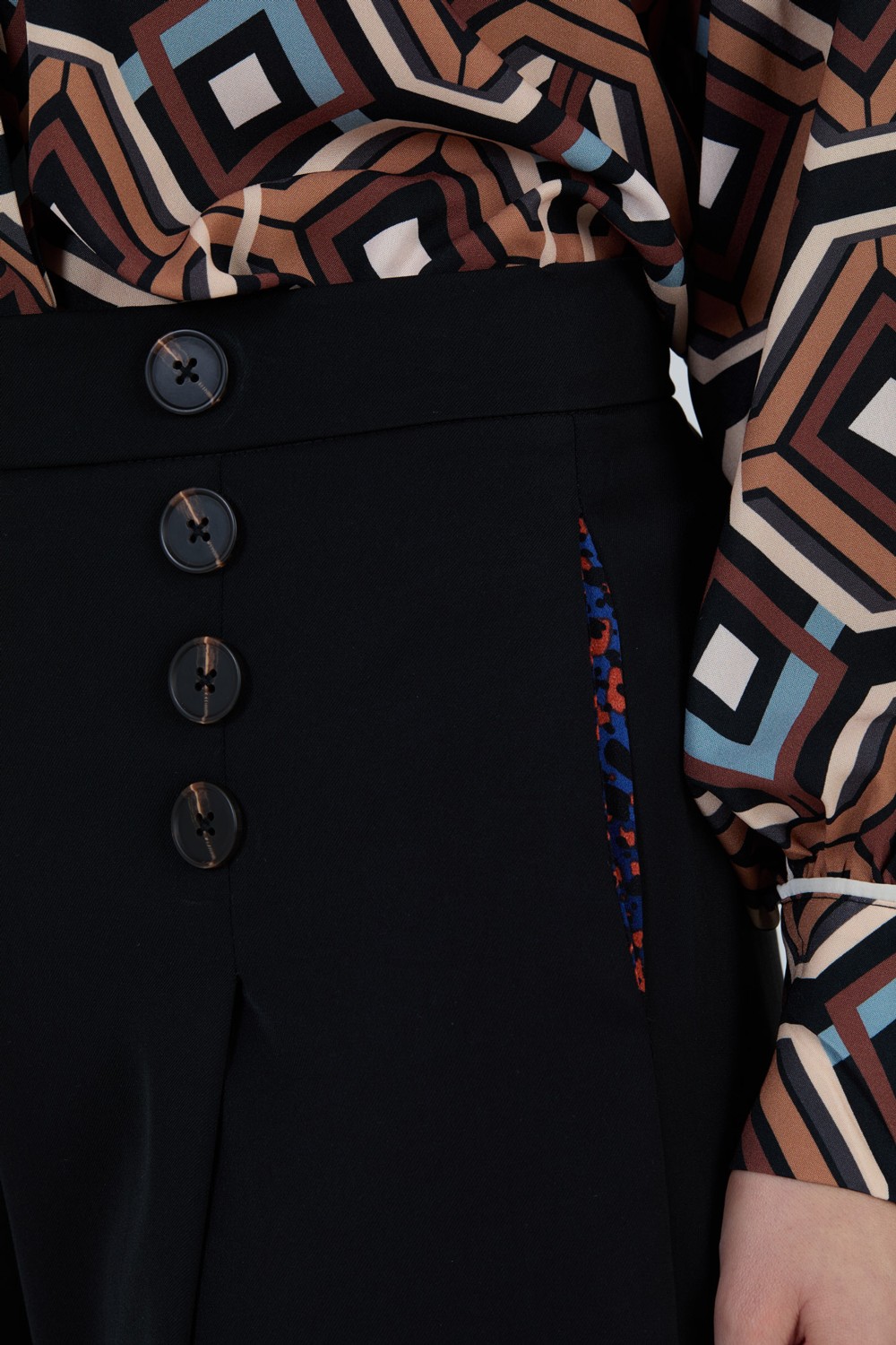 Pantalon large avec boutons 1