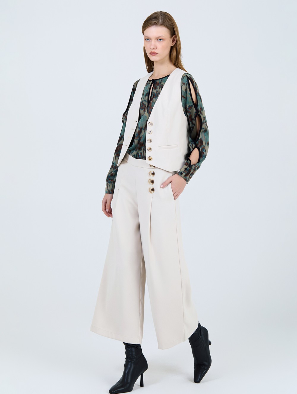 Wide buttoned trousers