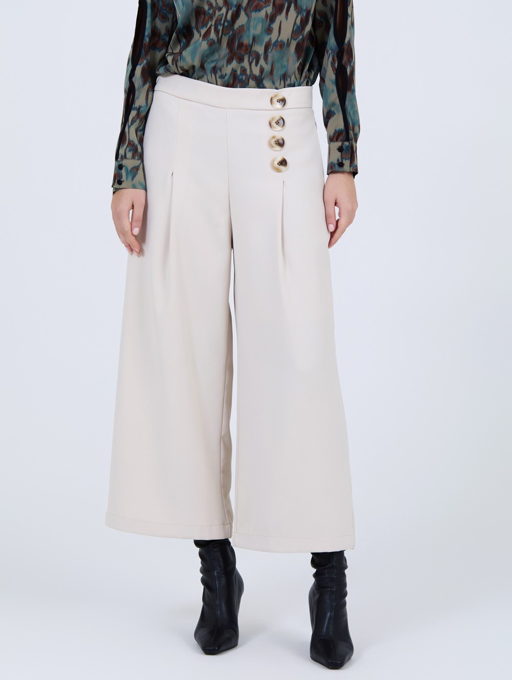 Wide buttoned trousers 1