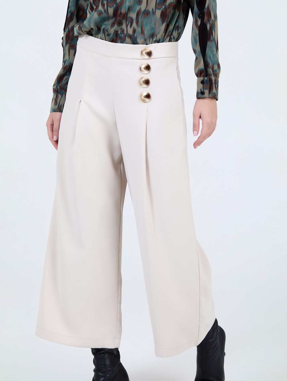 Wide buttoned trousers 3