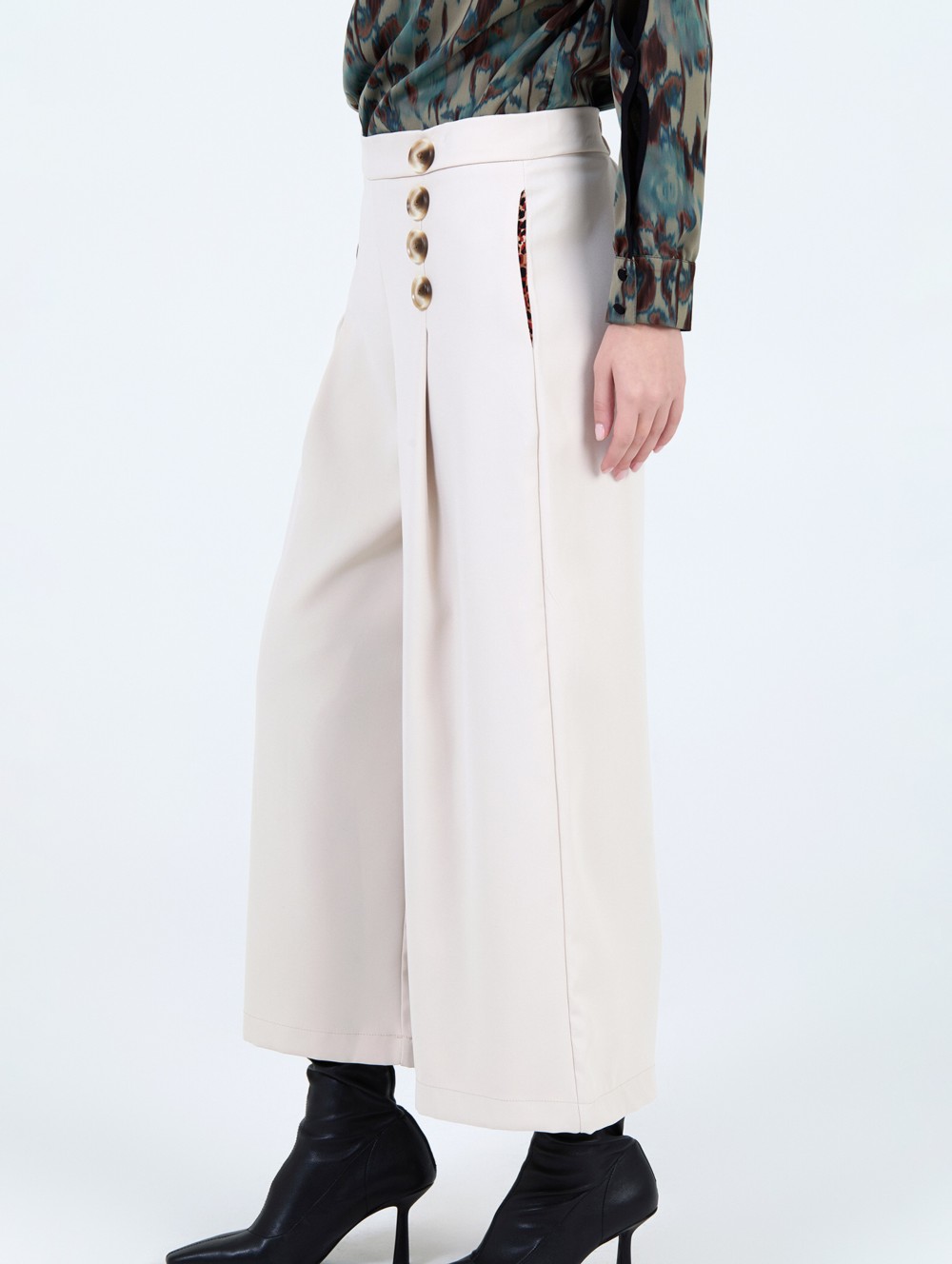 Wide buttoned trousers 4