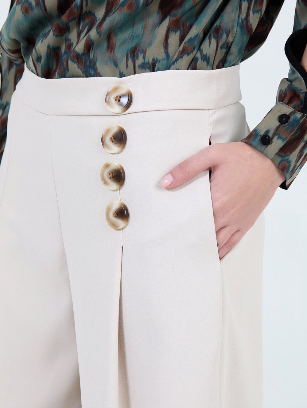 Wide buttoned trousers 6