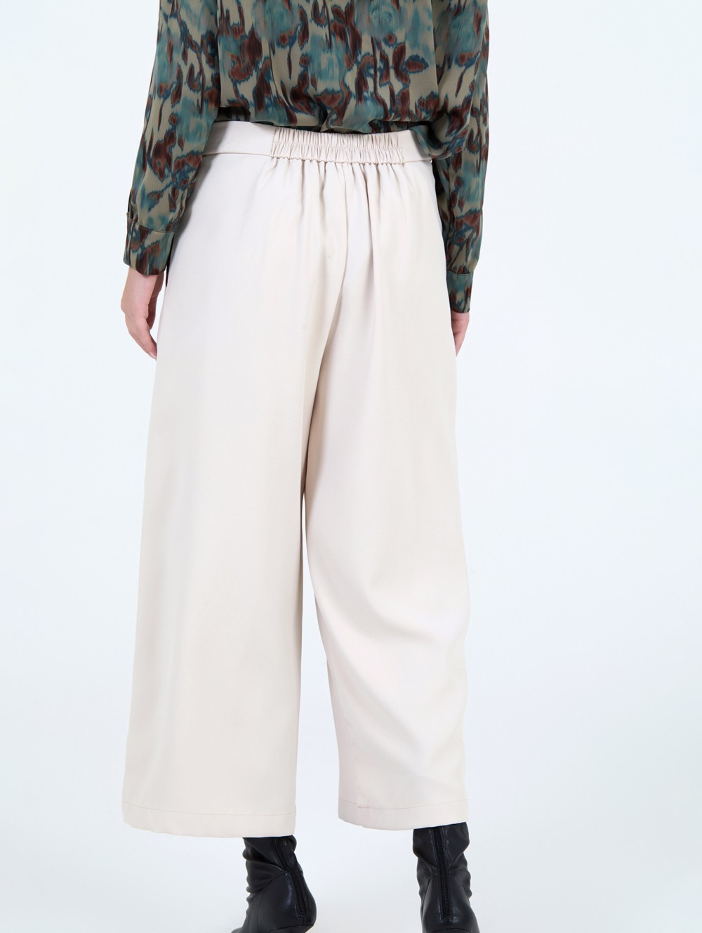 Wide buttoned trousers 5