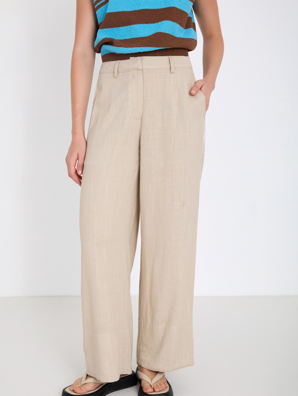 Linen trousers with contrast detail 2