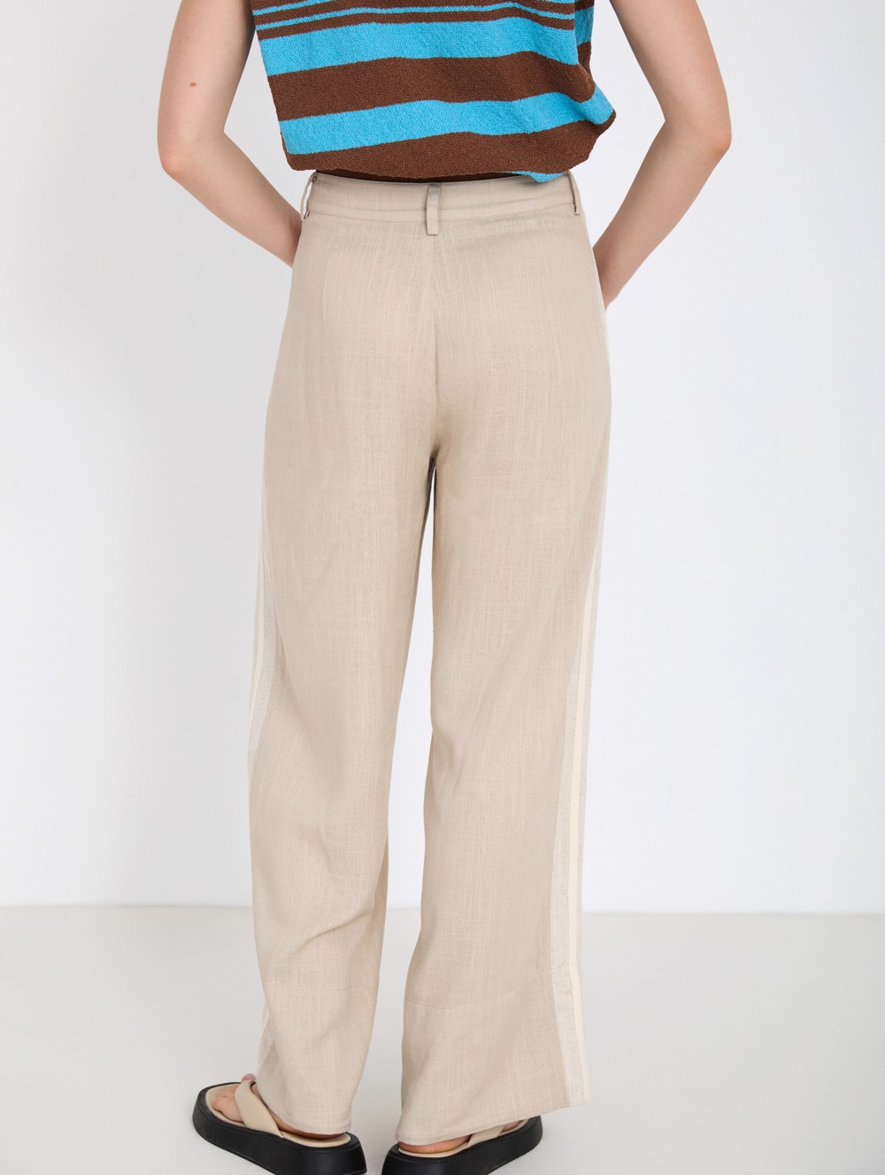 Linen trousers with contrast detail 4
