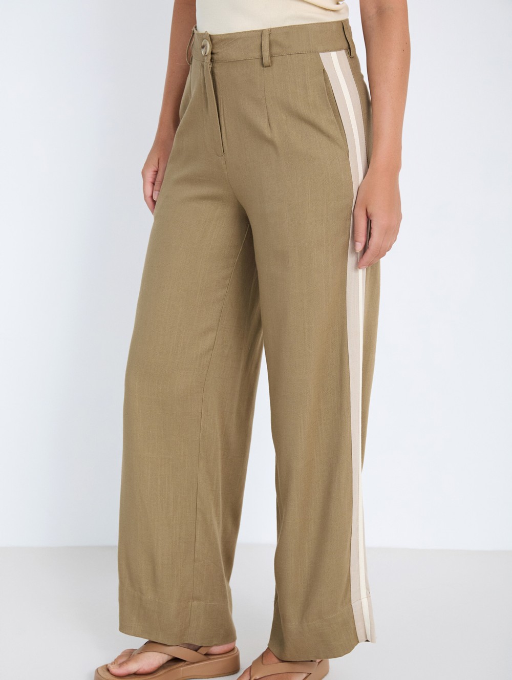 Linen trousers with contrast detail