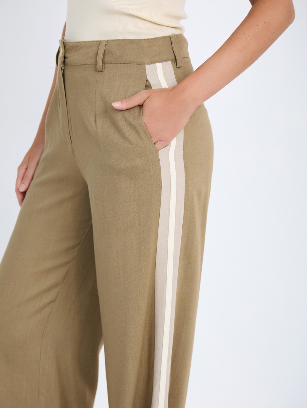 Linen trousers with contrast detail