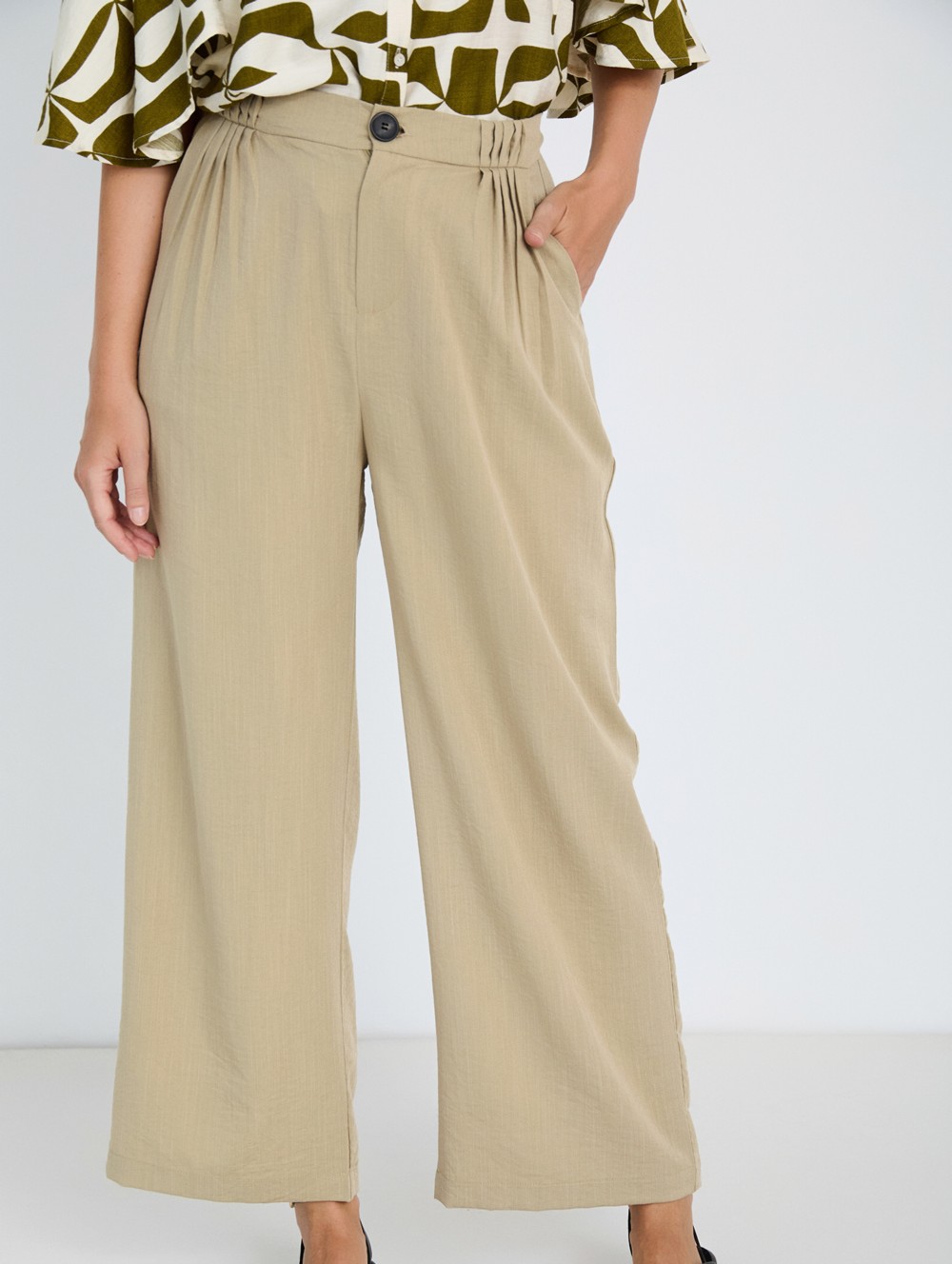 Flowing pleated trousers