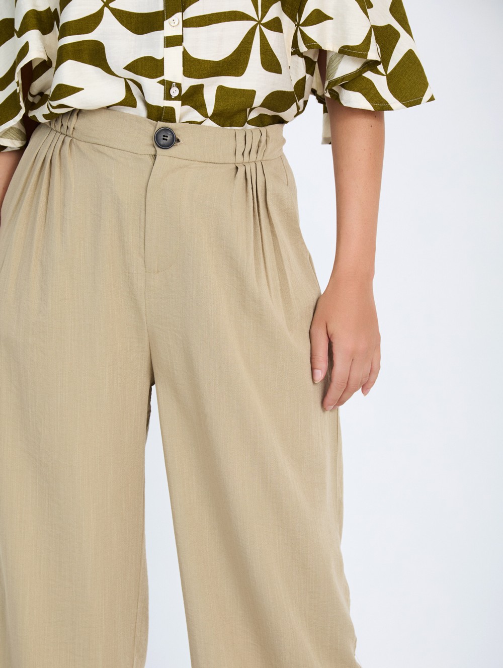 Flowing pleated trousers