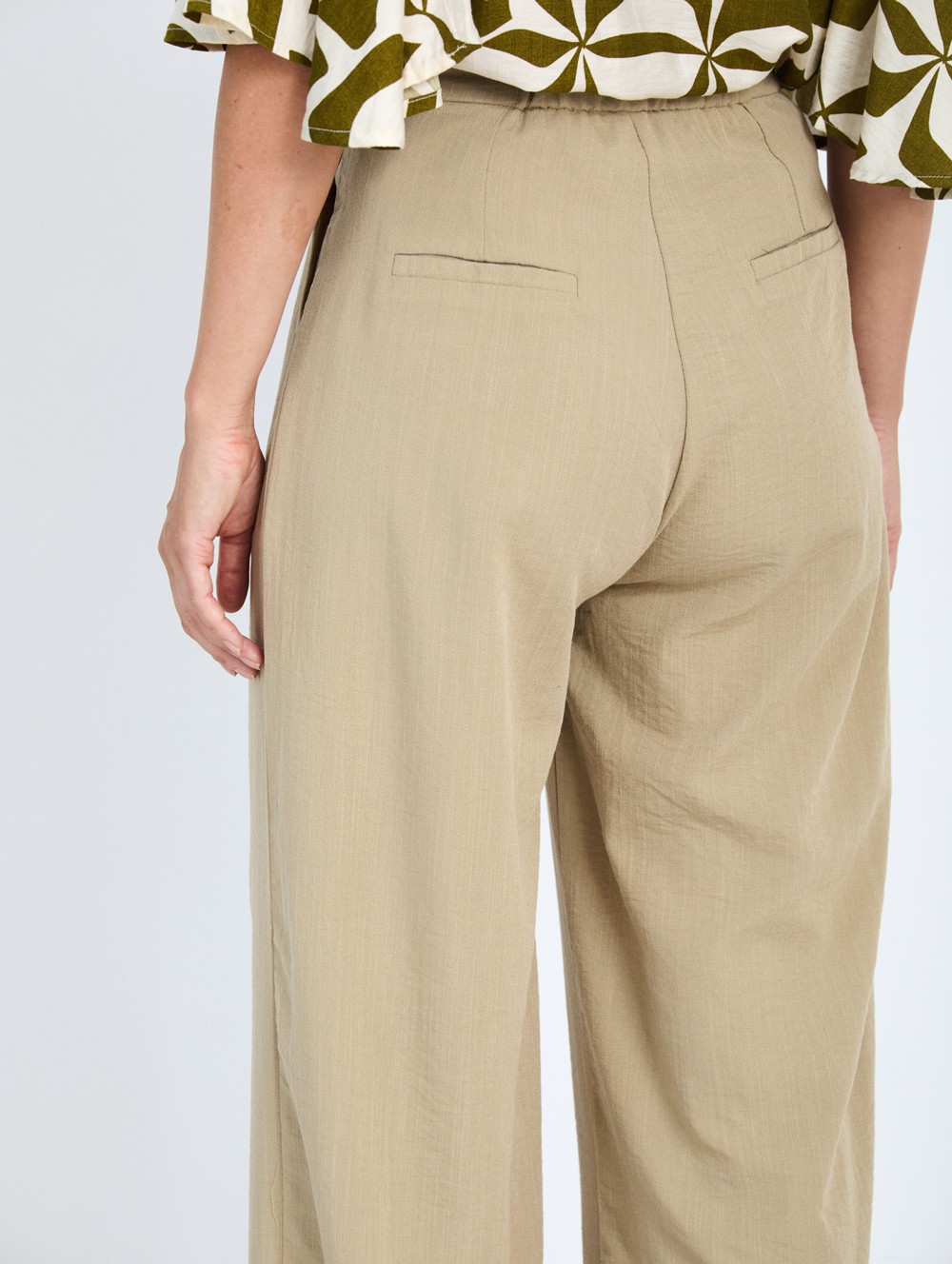 Flowing pleated trousers
