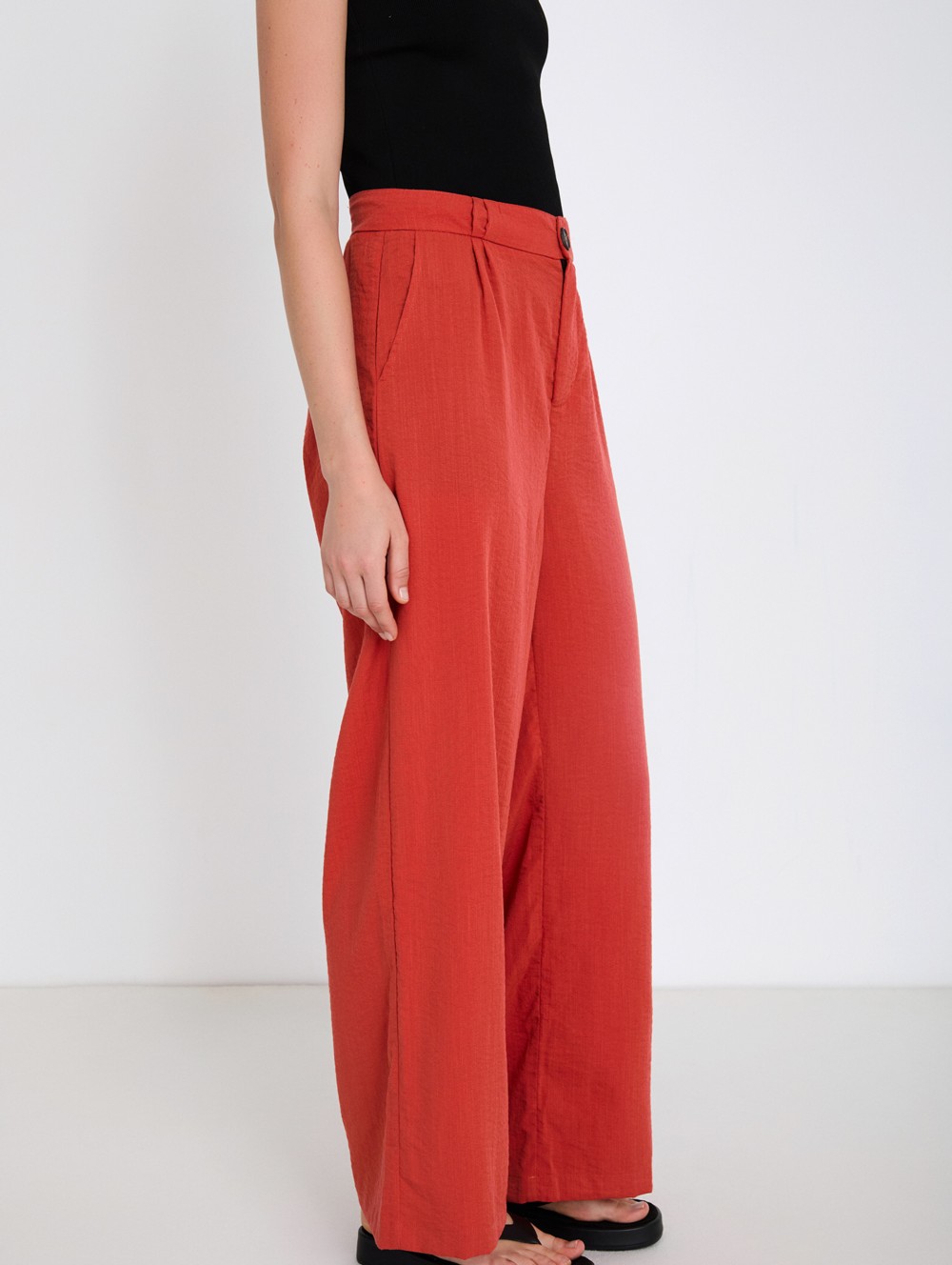 Flowing pleated trousers