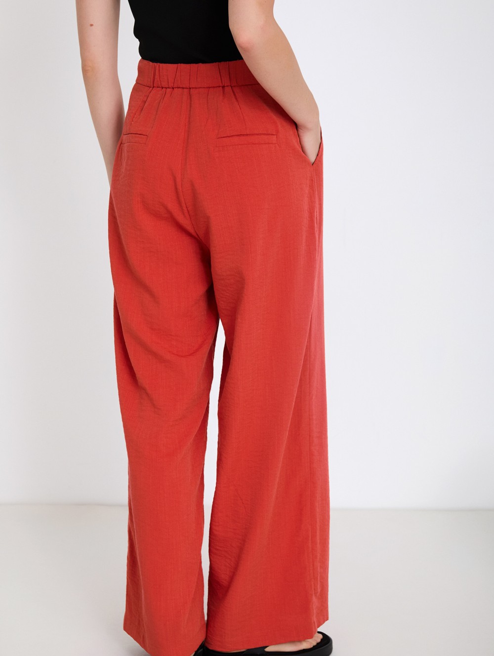 Flowing pleated trousers