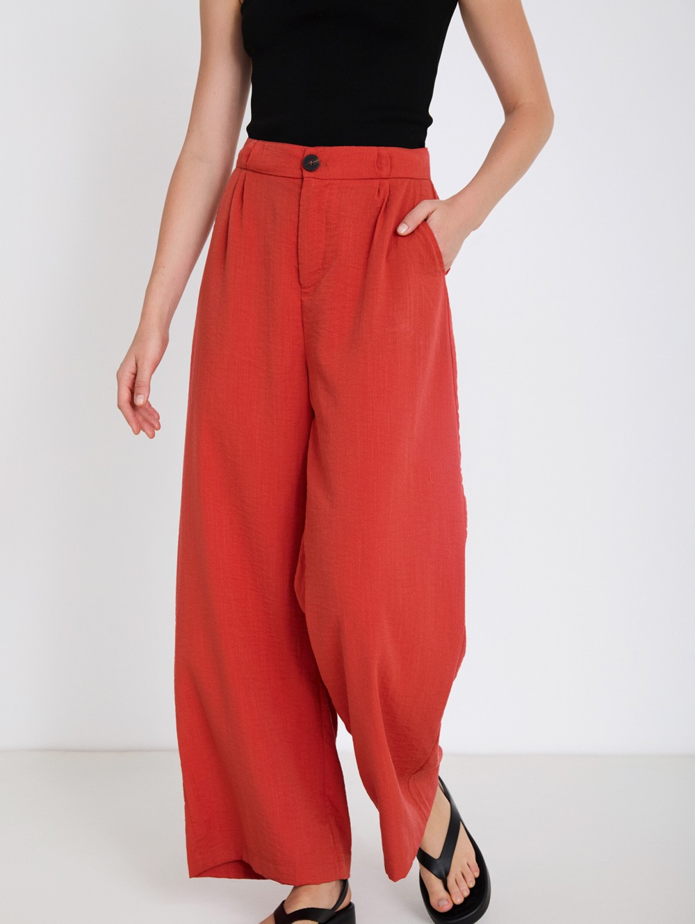 Flowing pleated trousers