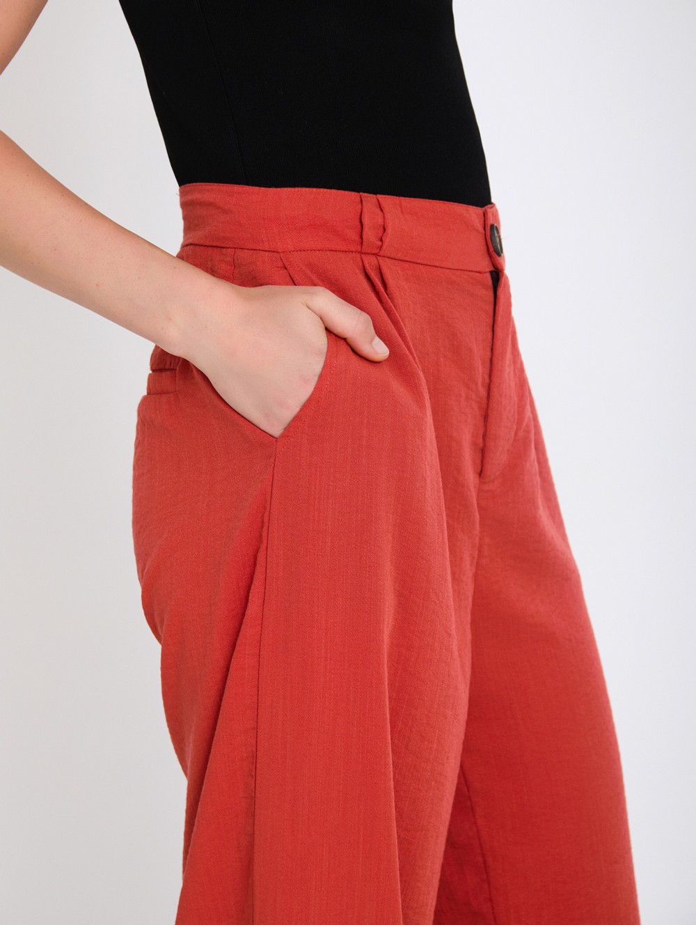 Flowing pleated trousers